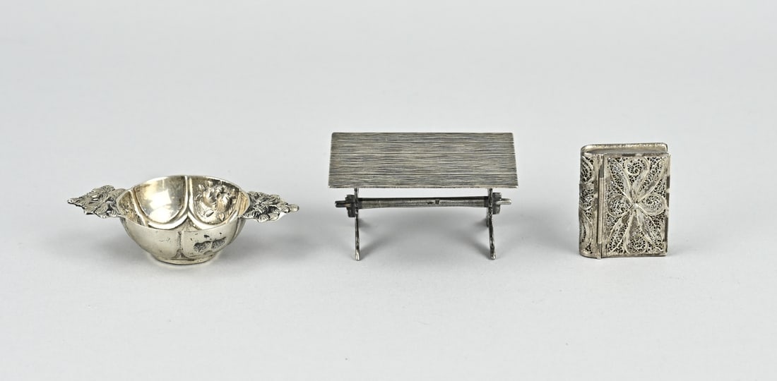 3x Silver miniature: Lot with 3 silver miniatures, with a table and a brandy bowl, 835/000. And a filigree box in the shape of a book, 925/000, Topazio, Portugal. 4-6 cm. total approx. 92 grams. In good condition.