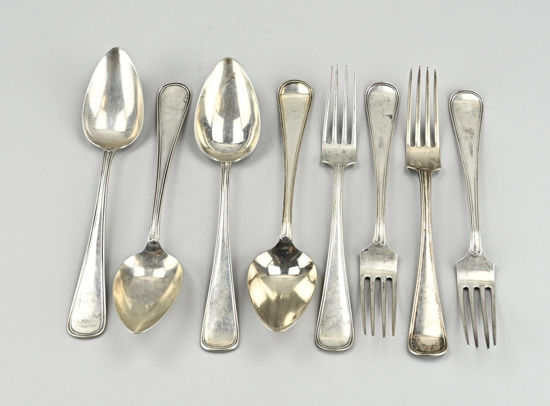4 Silver forks and 4 spoons: Lot with 4 silver forks and spoons, 833/000, with a fillet edge. MT.: Gerritsen and van Kempen, Zeist, jl.:MRTV: 1922/1927/1929/1930. approx. 504 grams. 20.5 cm. Teeth slightly worn, otherwise in