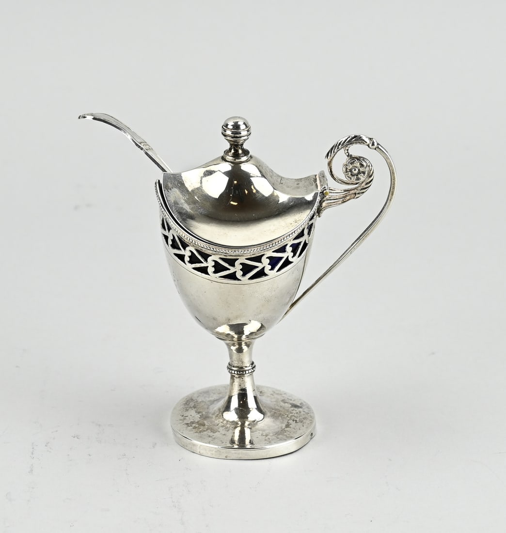 Silver mustard pot with blue glass: Silver mustard pot, 800/000, on a round base with a silver openwork bowl and a curled handle. The mustard pot has a blue glass inner bowl. Provided with an import mark 1814-1842. With spoon.