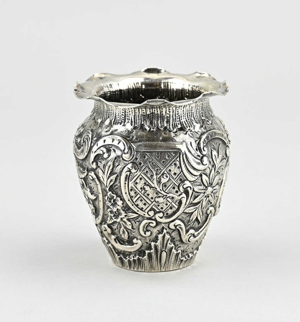 Silver flower vase: Silver vase, Spanish, 18th century with chased motifs with volutes and floral decoration. The vase has a scalloped folded edge. ø 7.5x9cm. approx. 109.2 grams. In good condition.