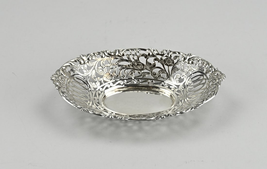 Silver candy dish: Silver bonbon dish, 833/000, oval sawn model with flowers and spiral decoration. 18x11.5x3cm. approx. 102 grams. In good condition.