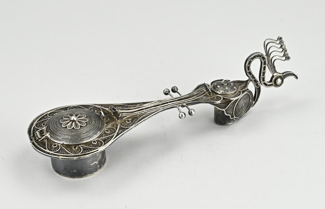 Silver lute with holders: Silver inkstand in the shape of a lute, BWG, with filigree with 2 2 lidded bowls. 27x9x8cm. approx. 224 grams. In good condition.