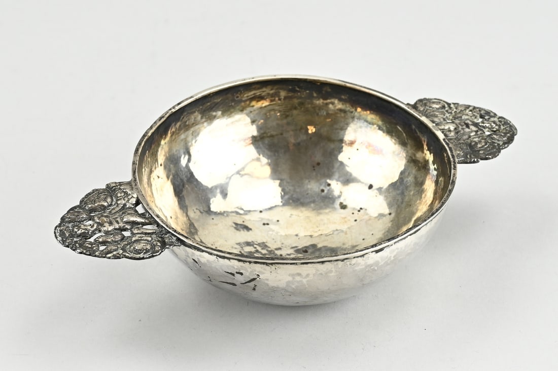 Silver brandy bowl: Silver brandy bowl, 800/000, round model with horizontally placed handles with figures. With an engraving: 1912- January -1937. approx. 193 grams. 22.5x14x5cm. In good condition.