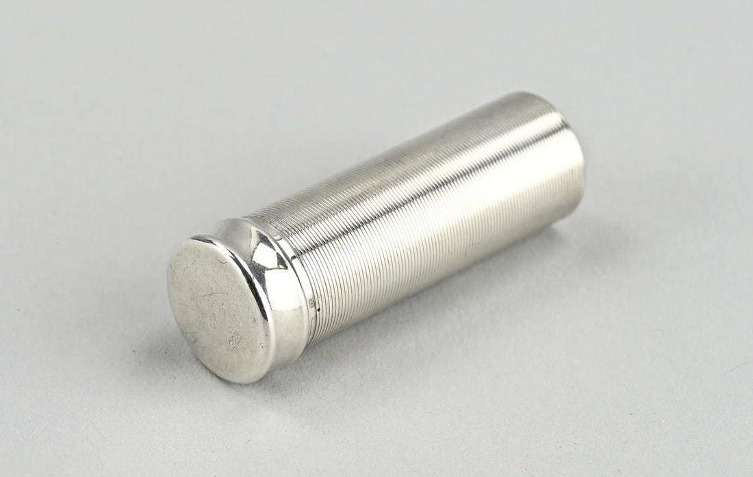 Silver lipstick holder: Silver lipstick holder, 925/000, cylindrical model decorated with ribbed work. ø1,8x5,4cm. approx. 15 grams. In good condition.