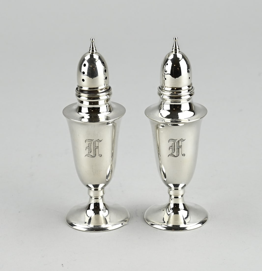 2 Silver sprinklers: Two silver sprinklers, 925/000, conical model on a round base. The sprinklers are provided with a monogram engraving. Marked Sterling Hamilton. approx. 75 grams. ø4x13cm. In good condition.