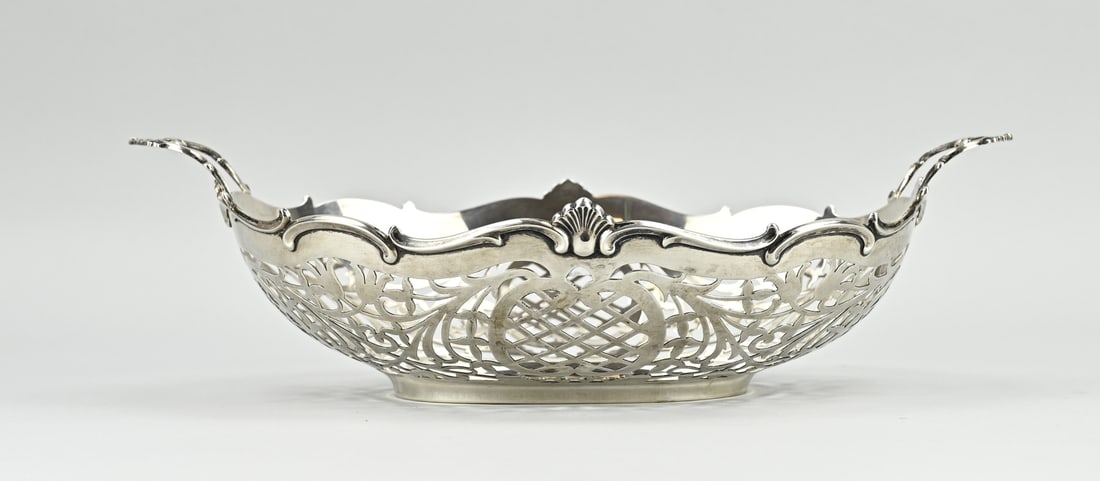 Silver bread basket: Silver bread basket, 835/000, oval sawn model with pumpkin and floral decoration. Two handles with palmette work. 30x19x9cm. MT.: H.Hooijkaas, Schoonhoven, jl.:s:1953. approx. 330 grams. In good