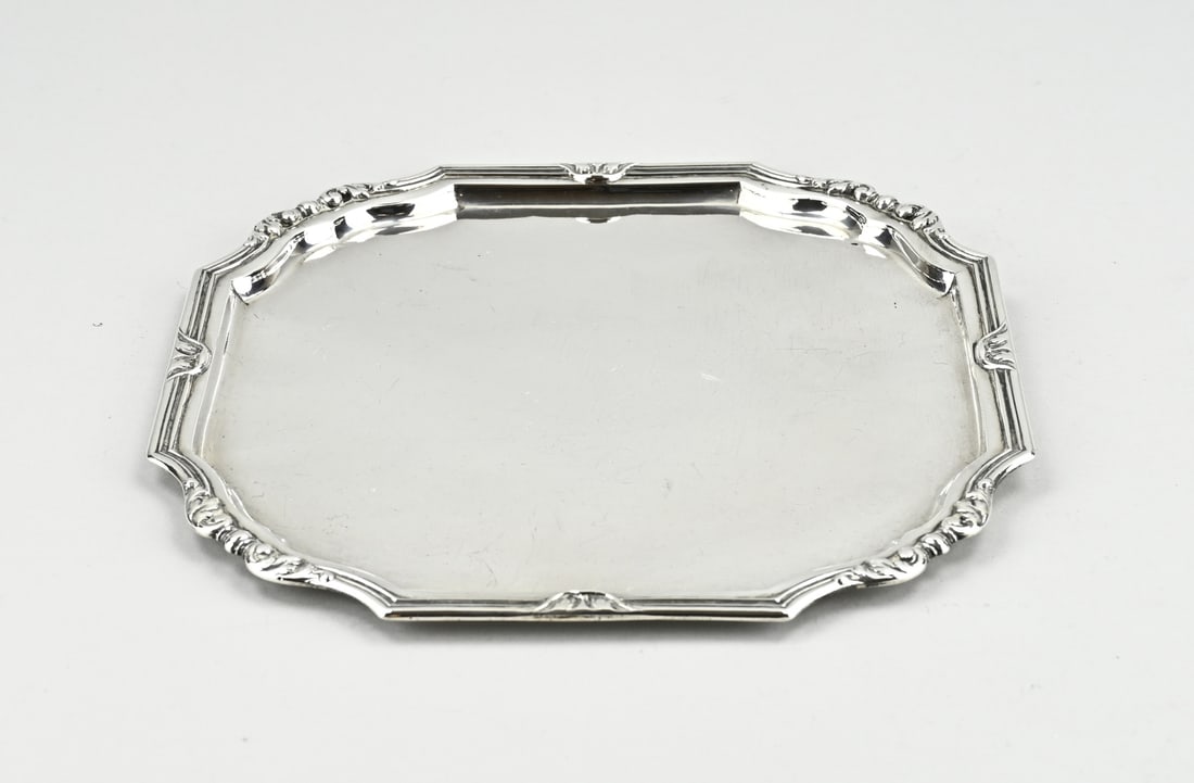 Silver cabaret: 18th century silver cabaret square contoured model with a filet edge and floral decorations. MT.: Unclear, Dordrecht, jl.: T: 1752. approx. 446 grams. 25x25x1,5cm. In good condition.