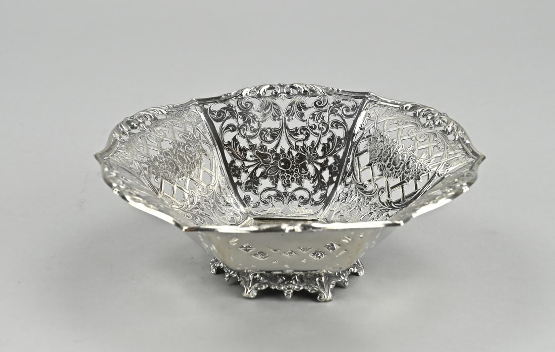 Silver bowl, round sawn: Ornate silver bowl, 833/000, round hexagonal model, with floral openwork with engraving, placed on a hexagonal base with curled legs. ø16x5cm. approx. 173 grams. MT.: BWEldik, Zutphen, jl.:V:1930.