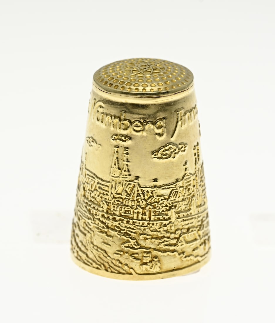 Golden Thimble: Yellow gold thimble, 585/000, decorated with a representation and an arrangement with: Nurnberg 1550". Marked EDF 1998. approx. 8.8 grams. In very good condition. ø18x26mm. In very good condition. "