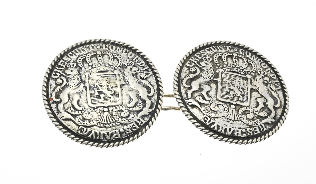 Silver buttons, small national coat of arms: Silver buttons, 833/000, with the image of the national coat of arms. ø 52 mm. Connected by a large oval silver eye. 11 cm. approx. 45.3 grams. In good condition.