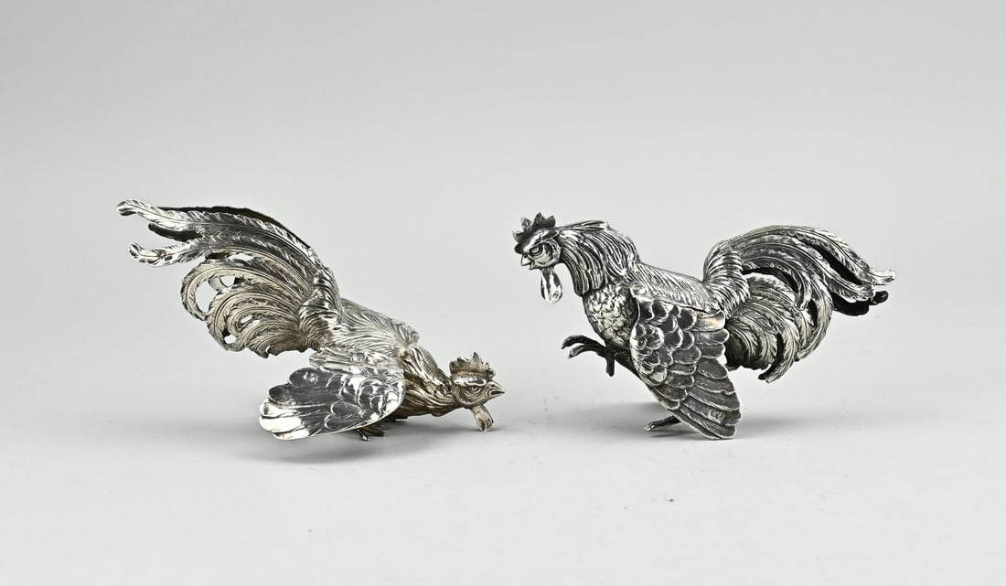 2 Silver Roosters: Two silver fighting cocks, 800/000, 16x7x9cm. and 17x12x11cm. One cock has been restored. Total approx. 402 grams.