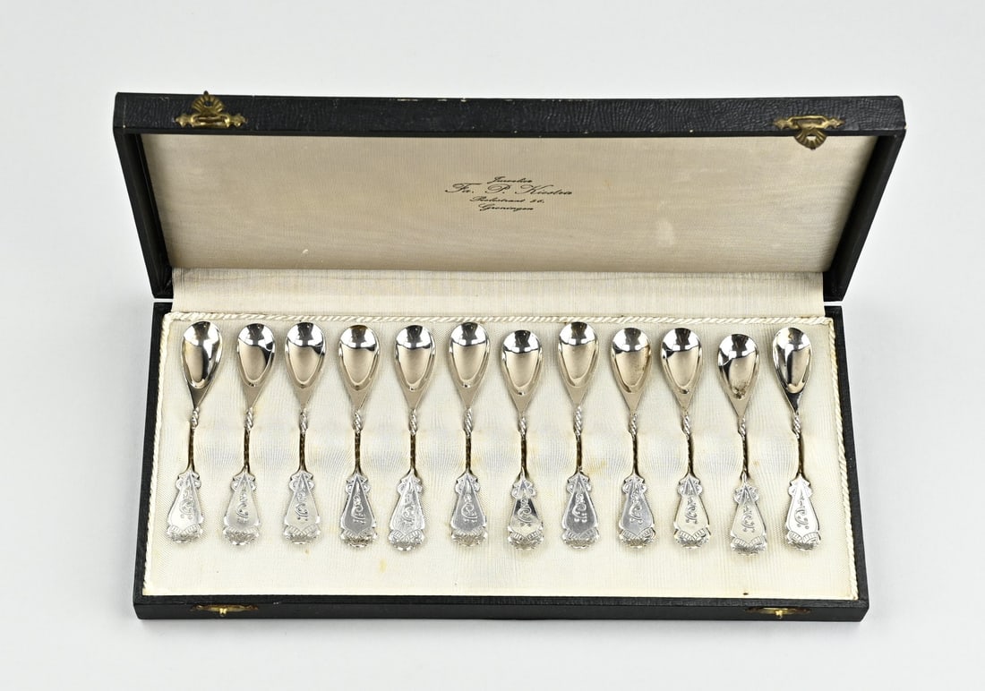 Casette with 12 silver spoons: Cassette with 12 silver spoons, 833/000, with a pear-shaped bowl, a partly twisted handle with contoured part with engraving. MT.: Van der Meulen Joure. approx. 101 grams. 10.5 cm. In very good
