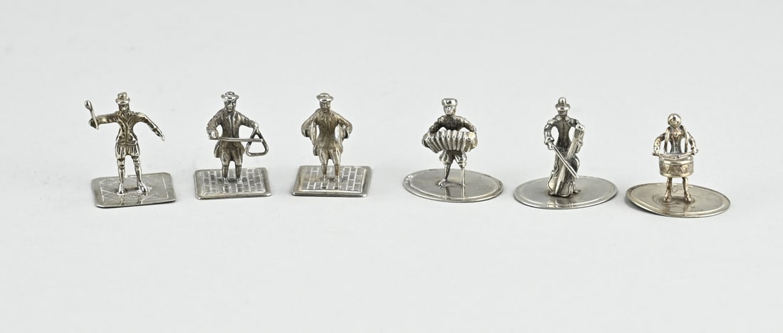 Lot with 6 silver miniatures: Lot with 6 silver miniatures, 835/000, with musical figures on square and oval base. With a drummer, triangle player, cellist and an accordion player. approx. 3x3x3cm. Total approx. 51 grams. In good