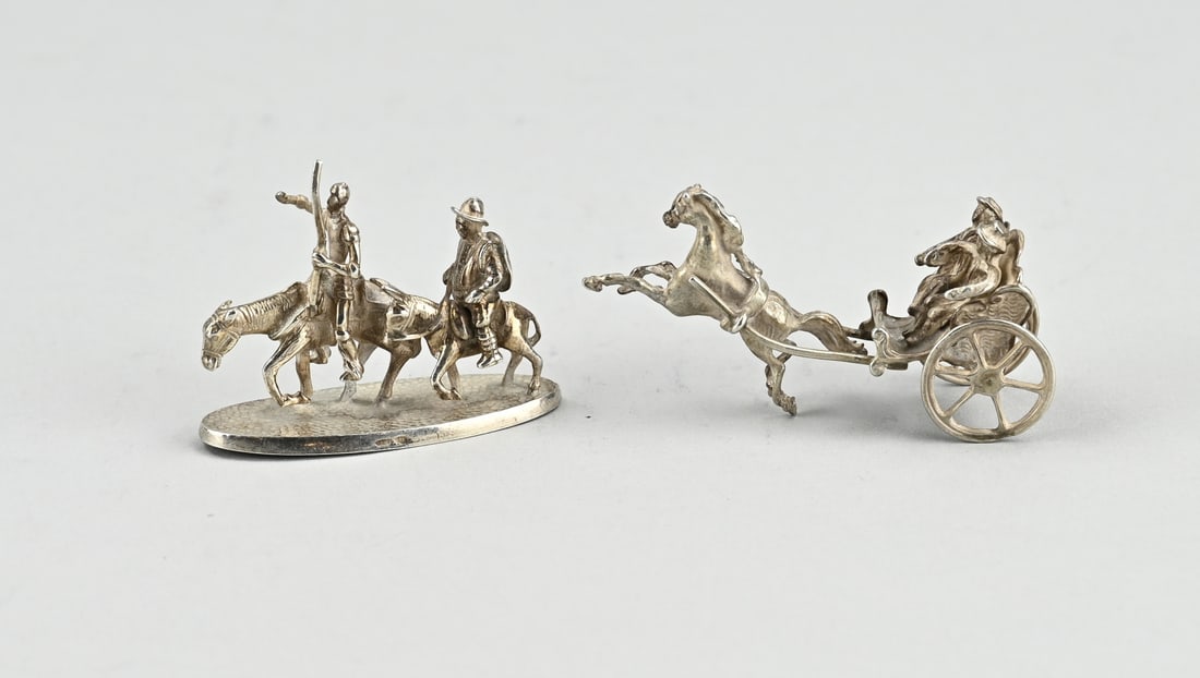 Lot with 2 silver miniatures: Lot with 2 silver miniatures, 835/000, one in the form of a carriage with horse and 2 figures, 6.5x2x3cm,. And a miniature on oval base with 2 figures on a horse and on a donkey. 5x1.8x4cm. Total