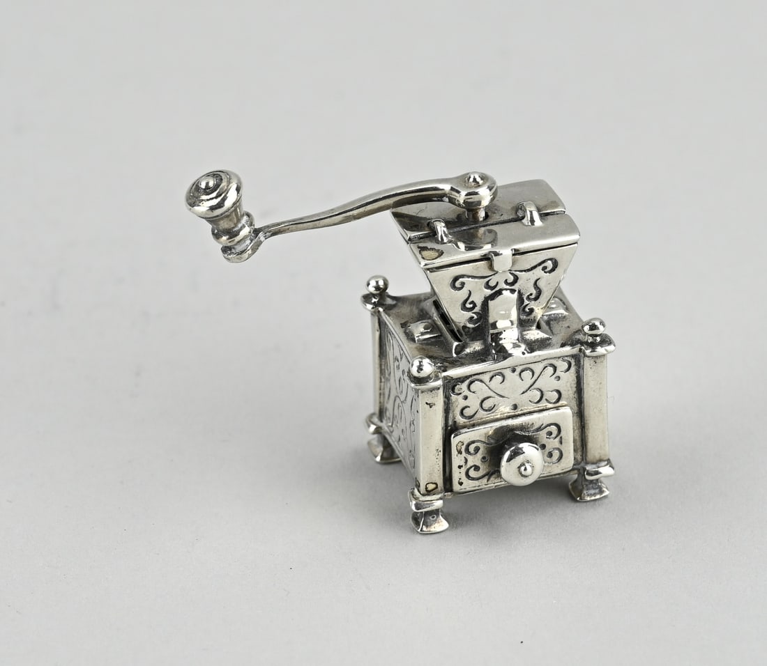 Silver miniature coffee grinder: Silver miniature, 925/000, in the shape of a coffee grinder. MT.: Medusa, Arezzo, Italy. 5x2x5cm. approx. 46 grams. In good condition.