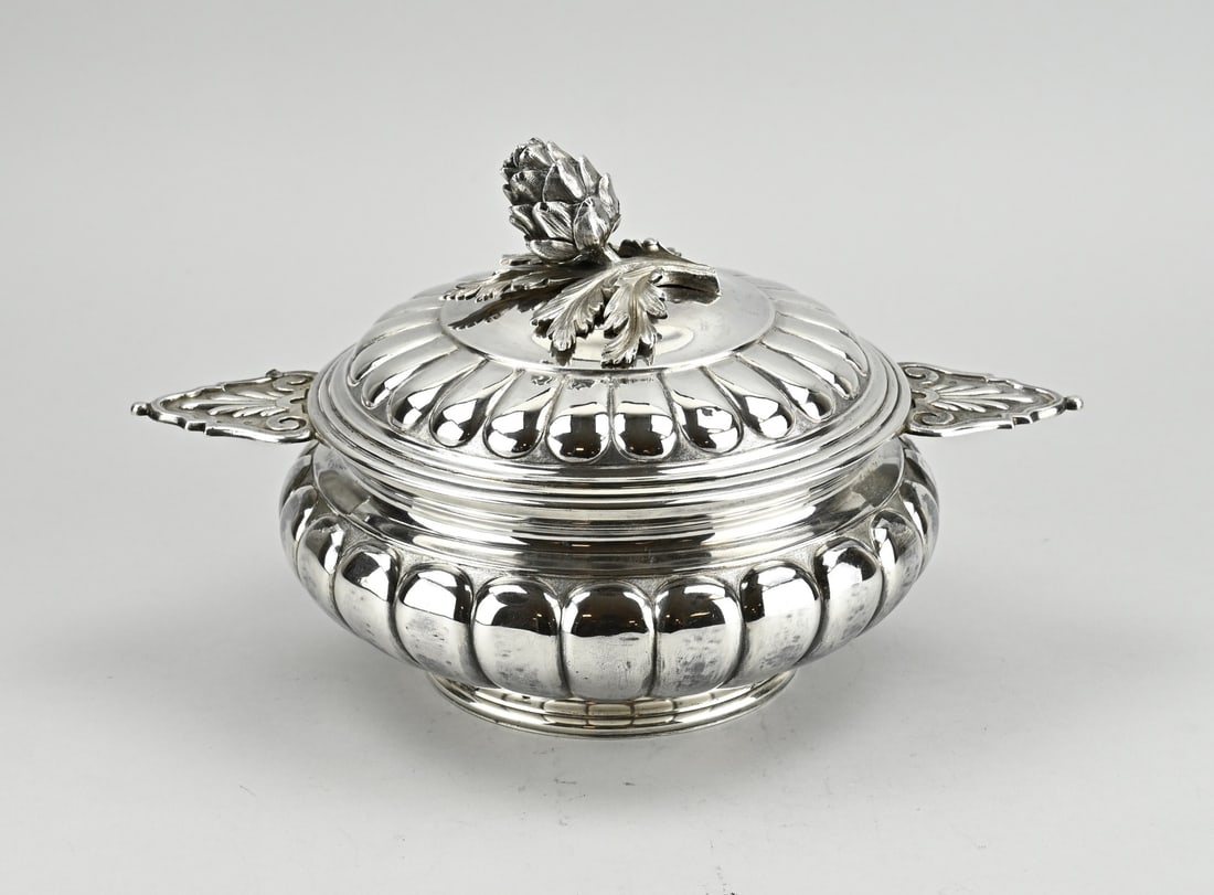 Silver covered tureen: Beautiful silver covered tureen, 950/000, round model with scalloped work, provided with handles dihedral contoured with floral work. On the lid is a large floral element as a knob. 29.5x21x18 cm.
