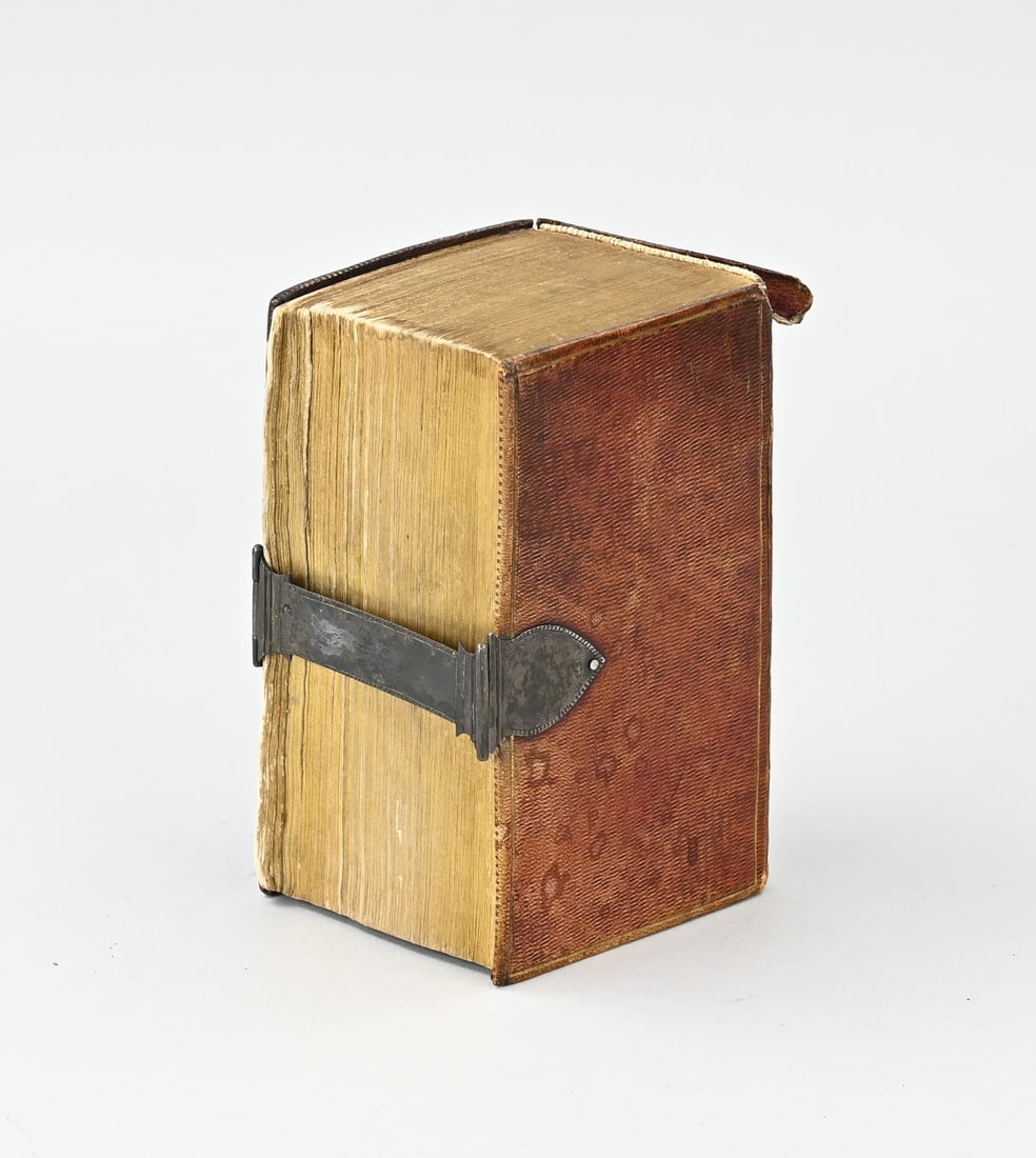 Bible/silver lock: Bible with silver lock, 833/000. Bible with a brown cover with a silver lock, decorated with engraving. 9x15x8cm. Arnhem. In good condition.