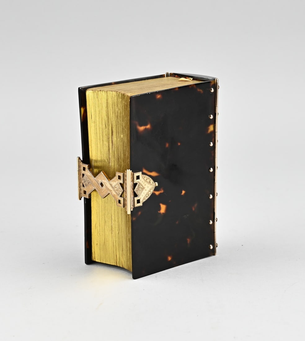 Bible with gold decoration: Special antique bible with yellow gold decorations, 585/000. Bible the new testament", provided with a large yellow gold lock, tightly sawn model decorated with floral engraving. With gold hinges