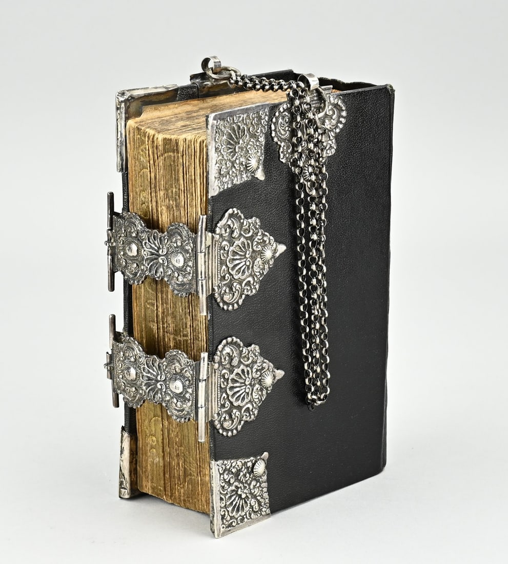 Staphorst bible with silver: Staphorst Bible with silver, 833/000. Bible, old and new testament, decorated with silver corner pieces, 2 contoured locks and 2 eyelets, attached with rosettes. Provided with gold on the edges. MT.:
