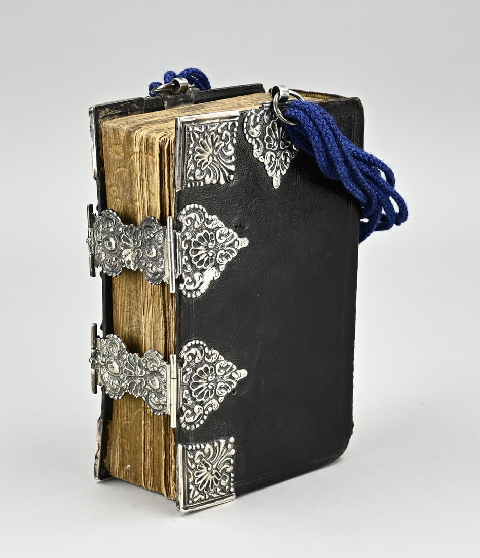 Staphorst bible with silver: Staphorst Bible with silver, 833/000. Bible, old and new testament, decorated with silver corner pieces, 2 contoured locks and 2 carrying eyes. MT.: J.Jonker, Meppel. 1853-1890. 12x19-6cm. In good
