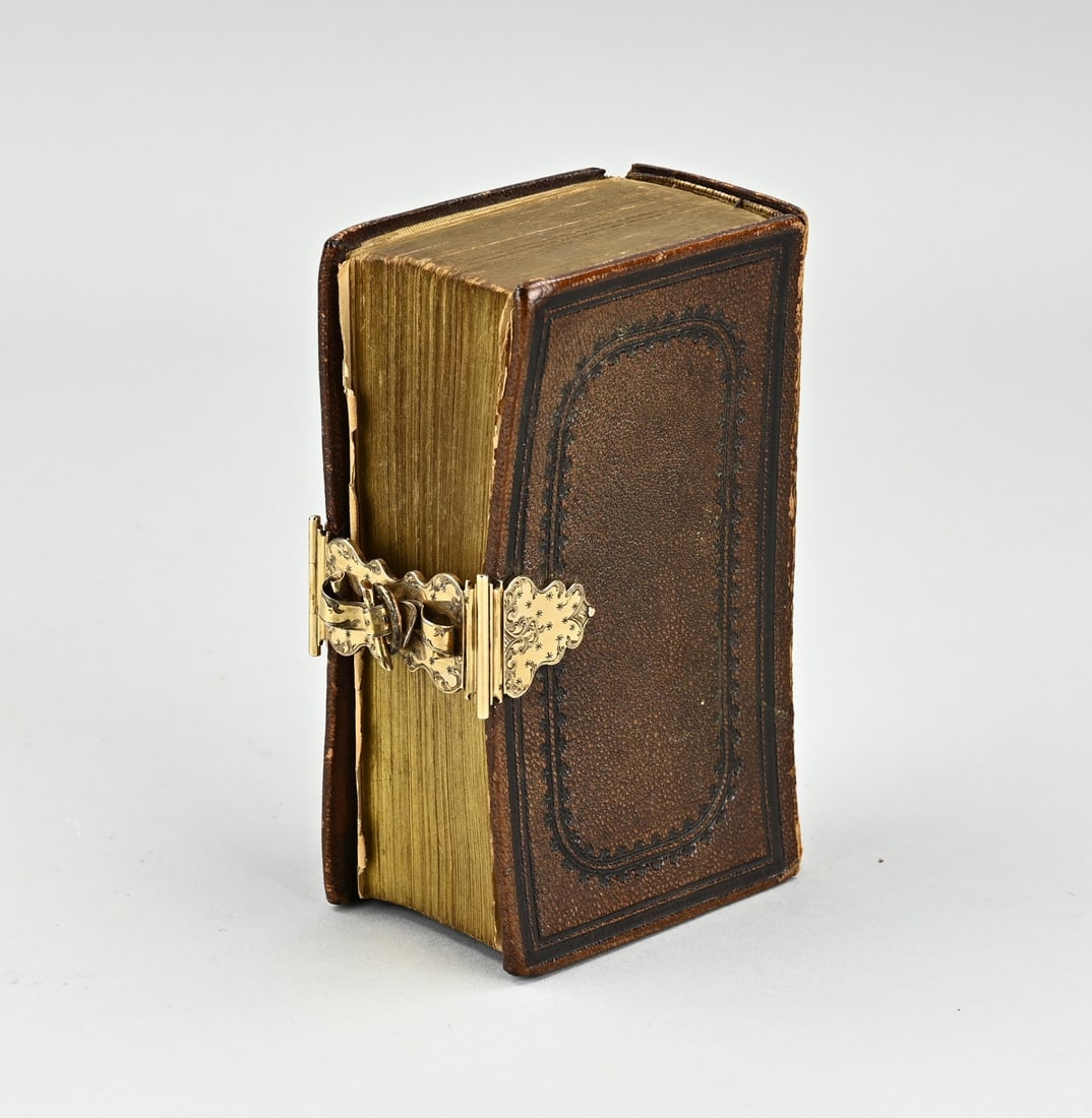 Bible with a golden lock: Bible with gold lock, 585/000. Bible, the new testament, with a brown leather cover and a large yellow gold lock with curls and engravings. 15x8x5cm. In reasonably good condition.