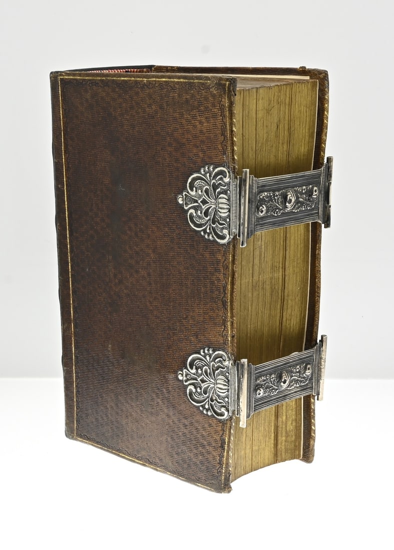 Bible with silverware: Bible with 2 silver locks, 833/000. Bible with the old and new testament, provided with a double silver lock with floral decoration. MT.:J.Kooiman, Schoonhoven, jl:q:1875. 18x12x6,5cm. In good