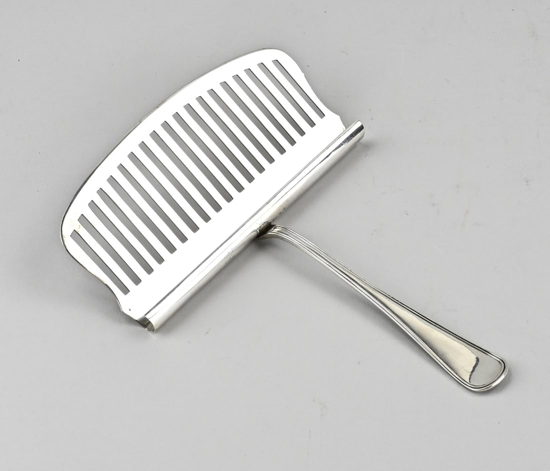 Silver asparagus scoop: Silver asparagus scoop, 833/000, rectangular contoured scoop with sawn bar decoration, with a handle provided with a fillet edge. MT.: Gerritsen en van Kempen, Zeist, jl.:L: 1921. 21x16cm. approx. 140