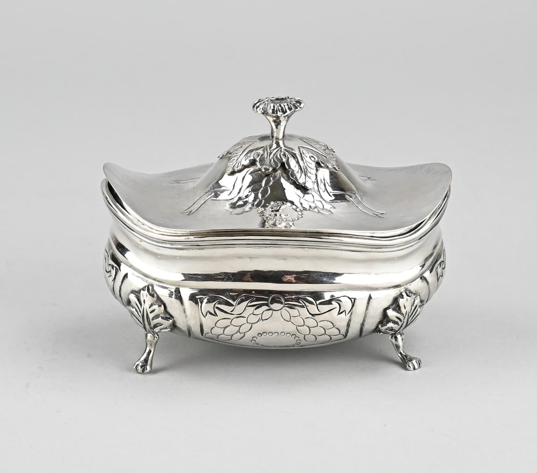 Silver sugar box: Silver sugar box louis XVI, 800/000, oval boat-shaped model with engraving, placed on 4 claw feet with leaf decoration. The lid is provided with an engraving with ribbons and wreaths and provided