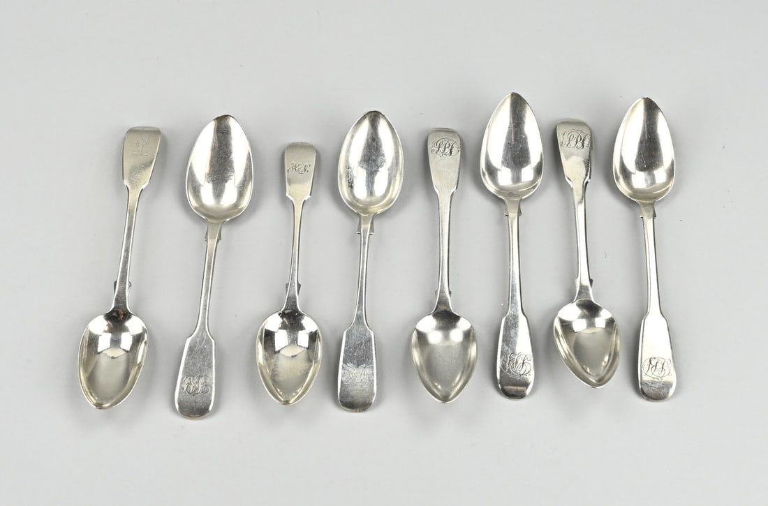 8 Silver spoons, spatula: Lot with 8 silver spoons. Four antique 925/000 silver dessert spoons with egg-shaped bowl and handle with spatula handle. Numbered 5, 6, 10 and 12 with mirror monogram. Anno 1819. Two antique silver