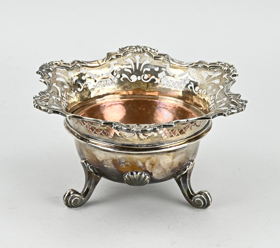 Silver pipe stove: Antique silver pipe stove, round model with a contoured edge, provided with a sawn grid and floral decoration. The stove is decorated with shell decoration and 3 curled feet. With a copper inner