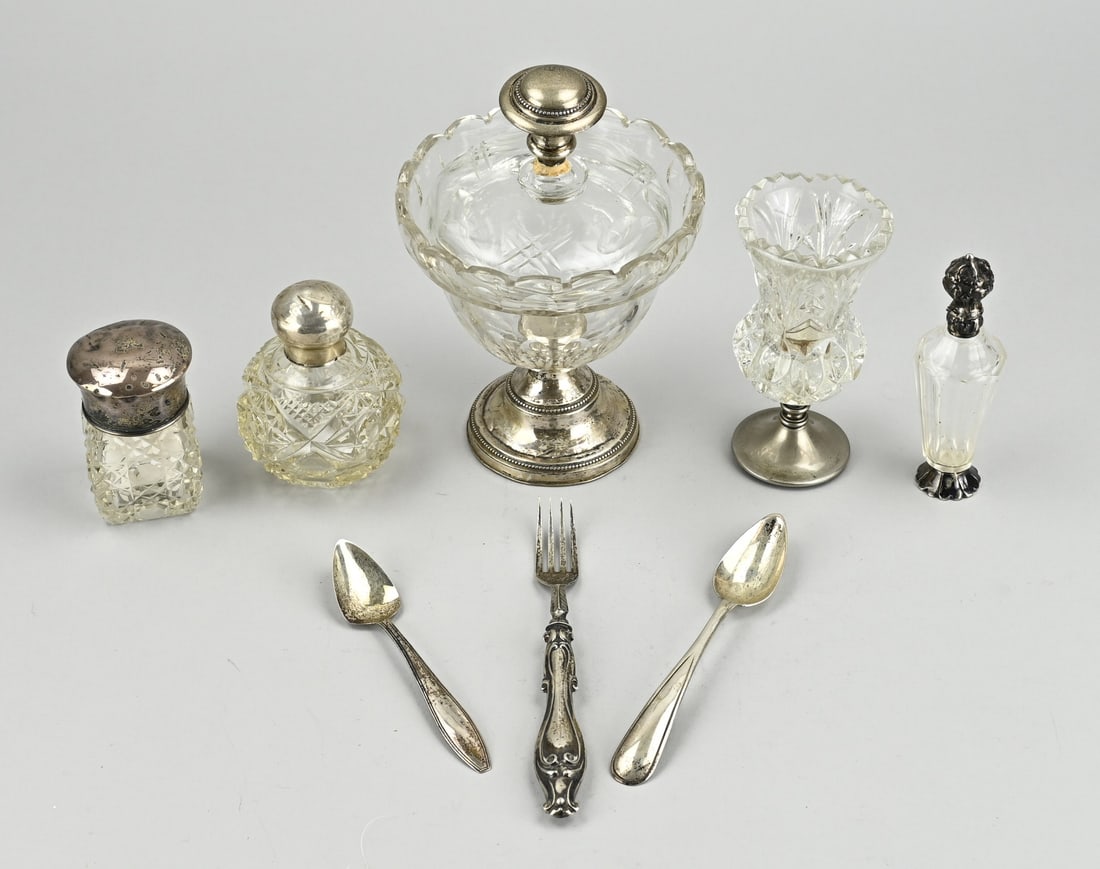 Lot of crystal with silver: Lot crystal with silver with a sugar bowl on silver foot and a silver knob on the lid, square salt cellar with a round silver cap, a round perfume bottle with silver domed cap, an perfume bottle
