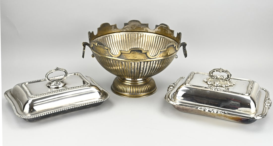 Lot plated (3x): Three parts plated. 20th century. Consisting of; 2x warming lid dishes + 1x fruit bowl. Dimensions: 30 cm. In good condition.