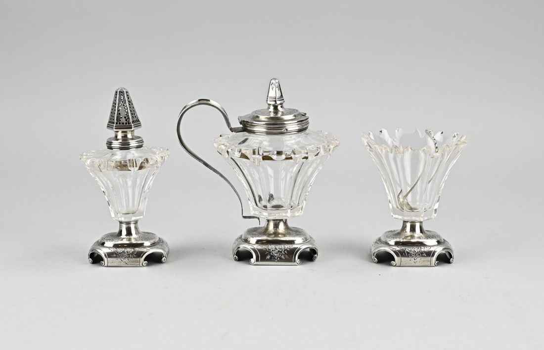 Mustard pot, pepper/salt shaker with silverware: Crystal mustard pot, shaker and vase with silver, 934/000. Set with cut crystal bowls placed on a rectangular contoured foot with inwardly curled legs, decorated with engraving of a spoon. The shaker