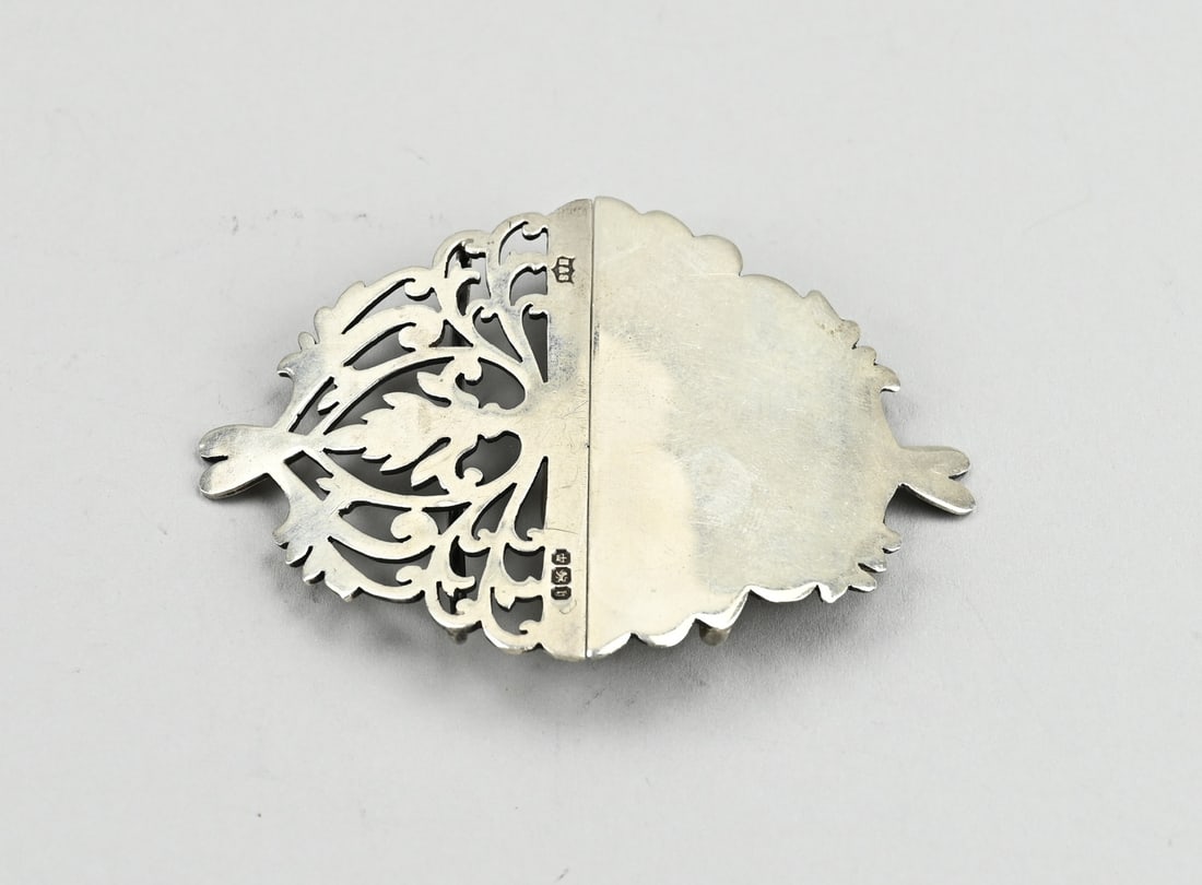 Silver buckle Sheffield: Silver buckle, 925/000, part floral decorated. One part has been duplicated. MT.: probably Brook & Son, Sheffield, jl.: h:1900. 9.5x7 cm. approx. 50 grams. In good condition.