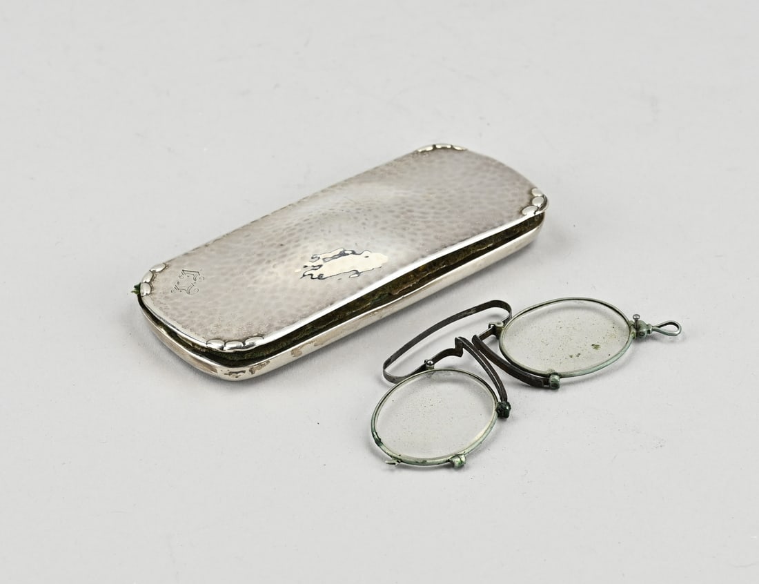 Silver box: Silver box with hammered decoration and a monogram: EI. With glasses, MT.:CF Heise,Denmark, 1925 approx. 85 grams. In good condition.