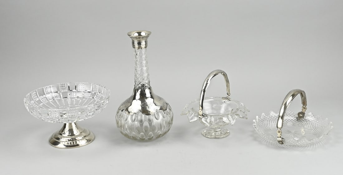 4x Crystal with silverware: Four pieces of crystal with silverware, 833/000. A decanter with cut work and a silver rim and silver collar, both with engraving, ø25.5x13cm. A crystal bowl with diamond cut and a silver bracket