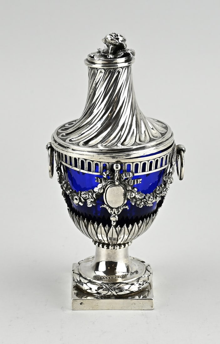 Silver sugar bowl with blue glass: Ornate silver sugar bowl, 800/000, with blue glass. Openwork sugar bowl on a square base with a round edge with work. The openwork sugar bowl with leaf decoration, bows and garlands with medallions. T