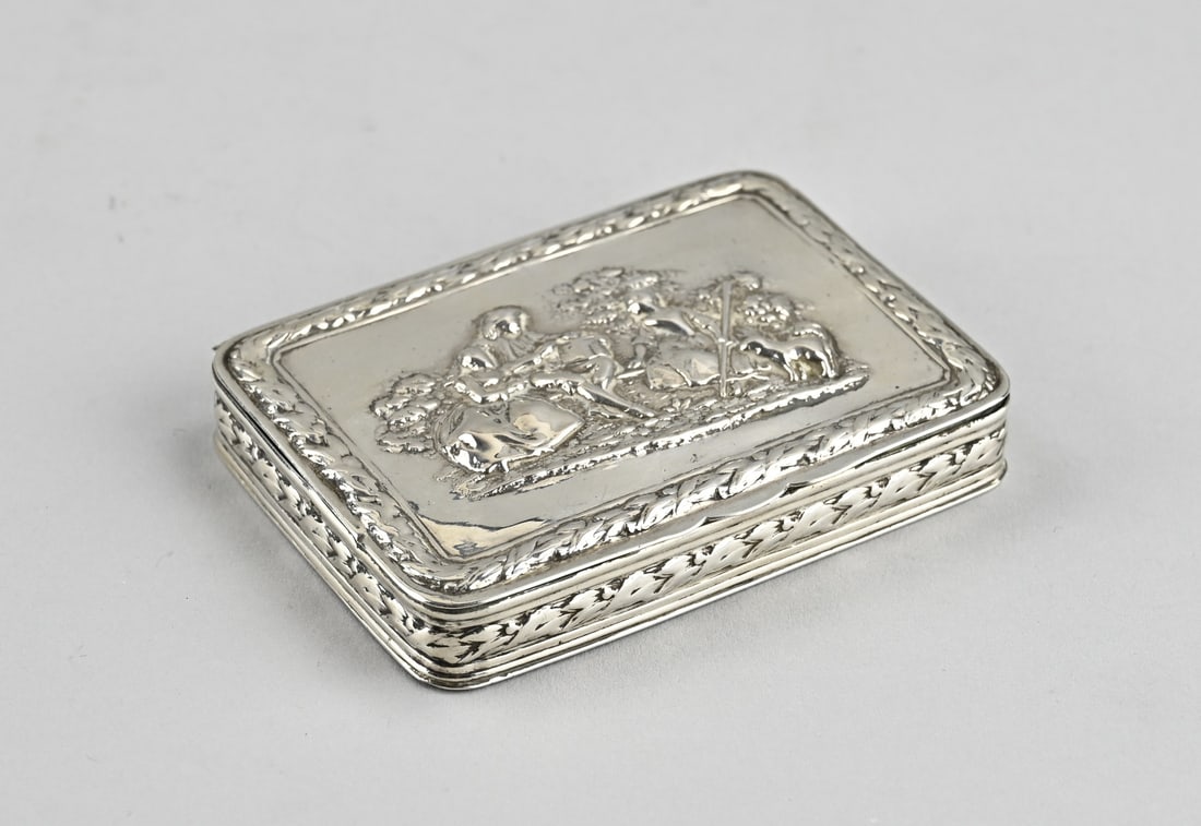 Silver lid box: Silver lidded box, 800/000, rectangular model with a hinged lid decorated with a wide floral border and a representation with figures. The sides are also decorated with a wide floral border.