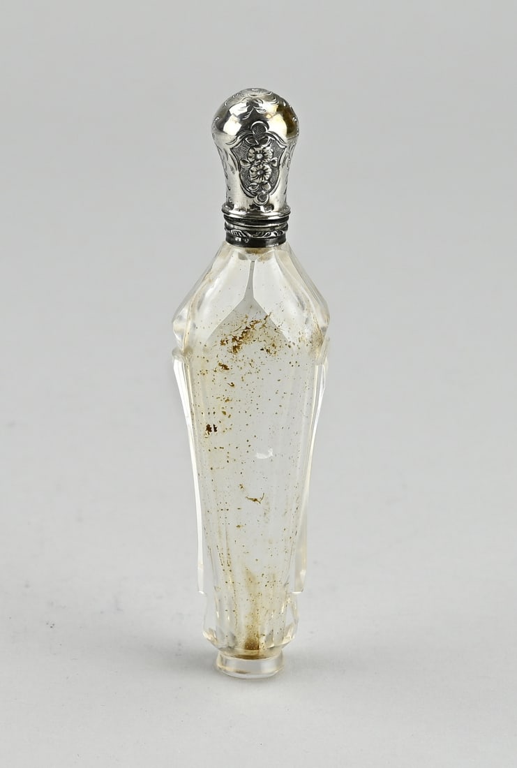 Fragrance bottle with silver: Crystal perfume bottle with a silver collar and stopper, 833/000. Cut bottle with a silver collar and stopper with floral decoration. 3x2x11cm. In good condition.