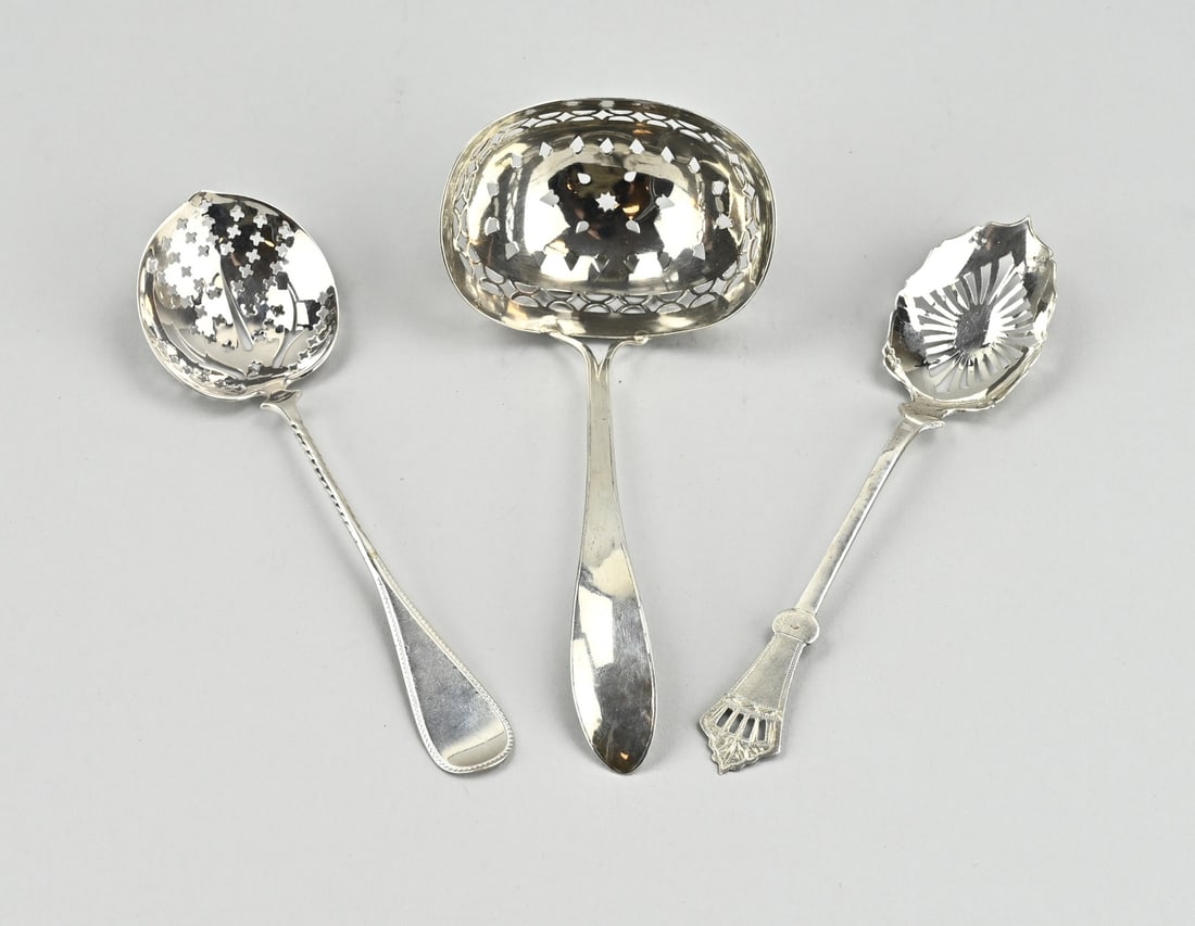 3 Silver spoons: Three silver spoons, 833/000. A sprinkling spoon with an oval sawn bowl, MT.: unclear, jl.:R: 1826. 15.5cm. provided with restoration. And 2 pickle spoons/small sprinkling spoons with a sawn bowl.
