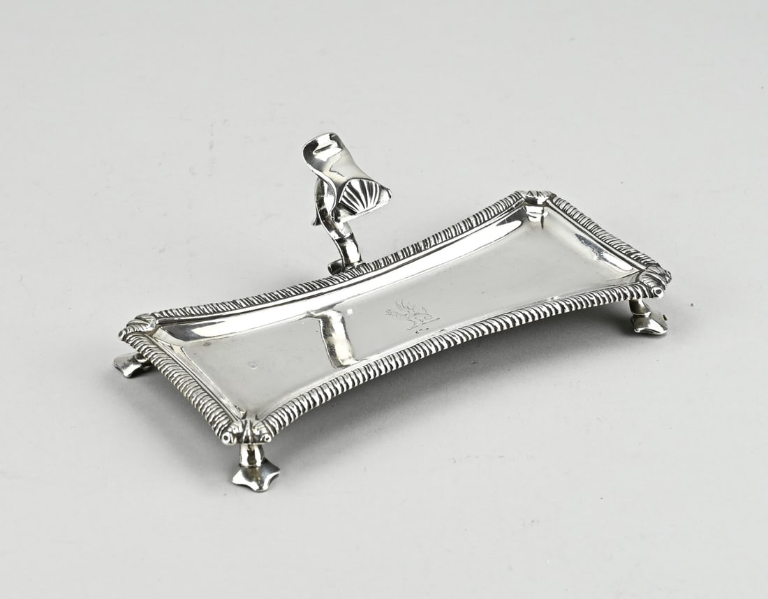 Silver presentation tray: Silver tray, 925/000, rectangular contoured model with a knerren rim and palmettes on the corners, placed on elaborate feet. The tray is provided with a grip. The tray is provided with an engraving