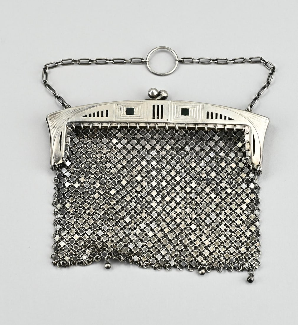 Silver Art Deco bag ('800'): Silver bag, 800/000, Art Deco. Slightly curved bracket with line decoration and green square stones. The bracket is provided with a silver chainmail bag with diamond-shaped links. approx. 180 grams. T