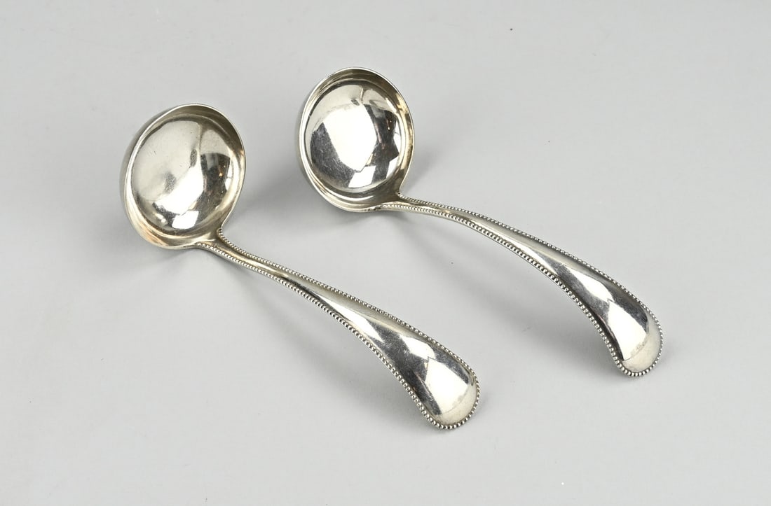 2 silver sauce spoons: Set of antique silver sauce spoons, 833/000, with handles provided with a pearl rim. Inscription VFD Length 16 cm. MT. Fa. JM van Kempen en Zn. jl: X 1907. Weight approximately 131 grams. In good