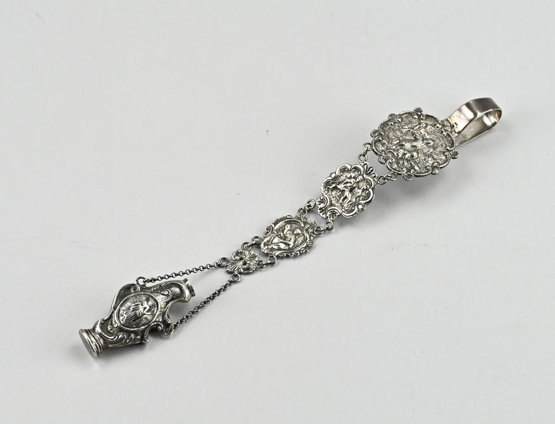 Silver skirt hook with wax seal stamp: Silver skirt hook with 3 elements with figures and a sealing stamp. The skirt hook has pseudo hallmarks. 833/000. approx. 74 grams. Length 24 cm. In good condition