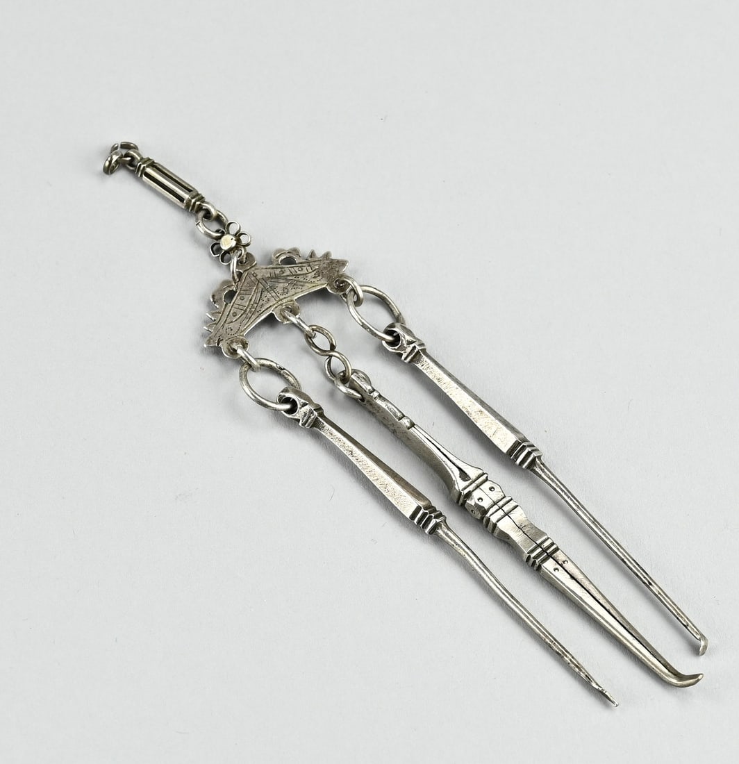Pipe cleaner: Short antique chatelaine with 3 pipe cleaners. Length 15 cm. Silver plated. In good condition