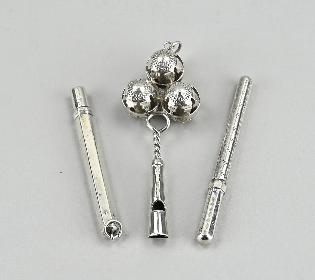 3 parts silver: Three parts silver with a rattle and 2 needle cases. A rattle, provided with 3 openwork balls and a whistle, 925/000. 10.5cm. And 2 needle cases, hexagonal and octagonal. 7.5-9cm. 833/000. Some