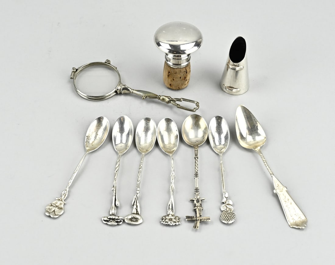 Lot of various: Lot diverse with 7 silver teaspoons, 835/000, partly with flower decoration, a silver miniature in the shape of a coal kit. approx. 72 grams. And a plated bottle stopper and a lorgnette. In good