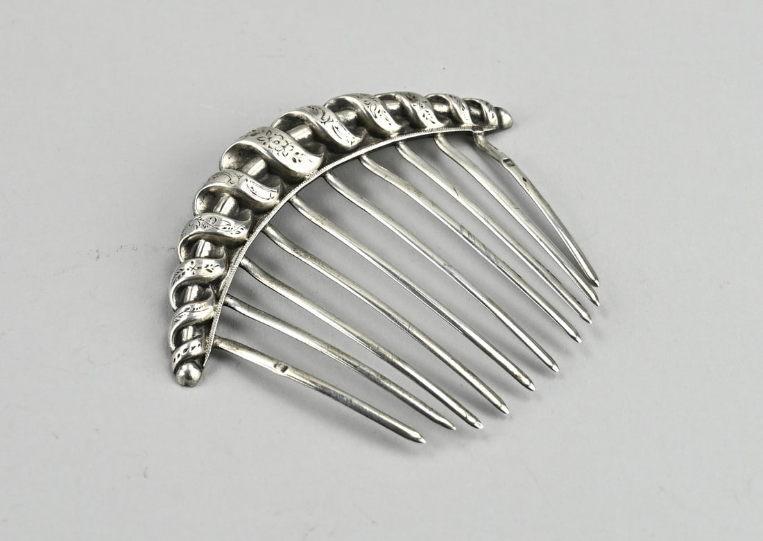 Silver hair clip: Silver hair clip, 950/000, with a twisted finish with engraved floral decoration. 10.5x9cm. approx. 29 grams. In good condition.