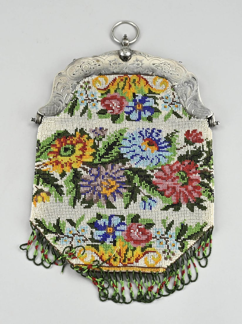 Silver bag bracket: Beautiful silver purse bracket attached to a beaded purse with floral decoration. Contoured purse bracket with floral engraving. MT.: C. van Gelderen, Schoonhoven, jl.: e:1864. Total approx. 370