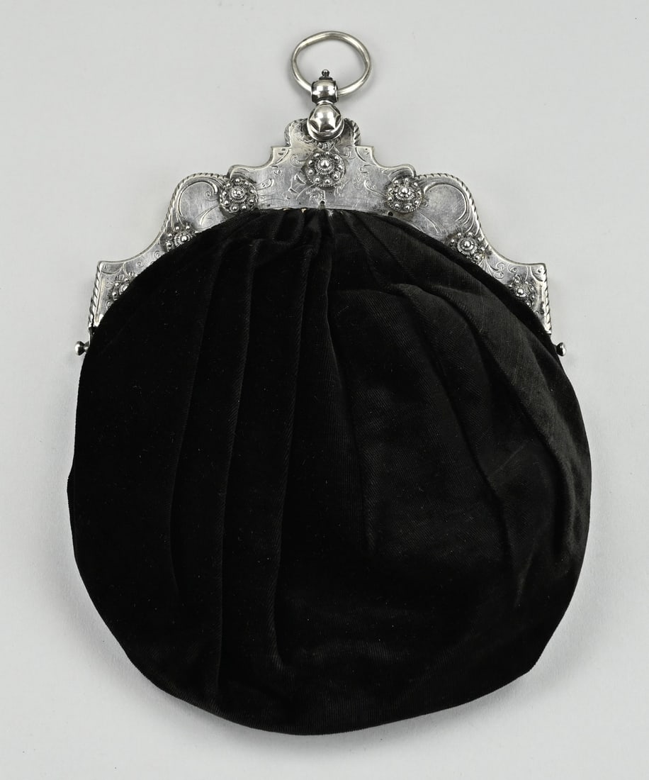 Silver bag bracket: Antique large silver parrot bracket with engraving and soldered Zeeland buttons. MT.; probably Jacobus Koppenol, Schoonhoven, jl.: G:1780. Provided with a black velvet bag. approx. 259 grams.